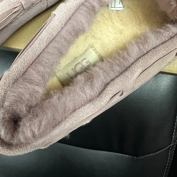 NIB! UGG Women's Dakota Tulle Bow Slippers In Pink Sheepskin Size US7/EU38 - Picture 4 of 9